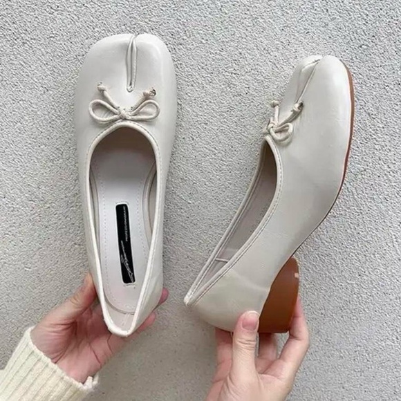 White tabi shoes with block kitten heels - Picture 3 of 4